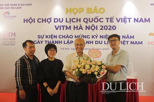 Đại diện Câu lạc bộ Nhà báo Du lịch tặng hoa chúc mừng Hiệp hội Du lịch nhân kỷ kiệm 60 năm ngày thành lập ngành Du lịch Việt Nam